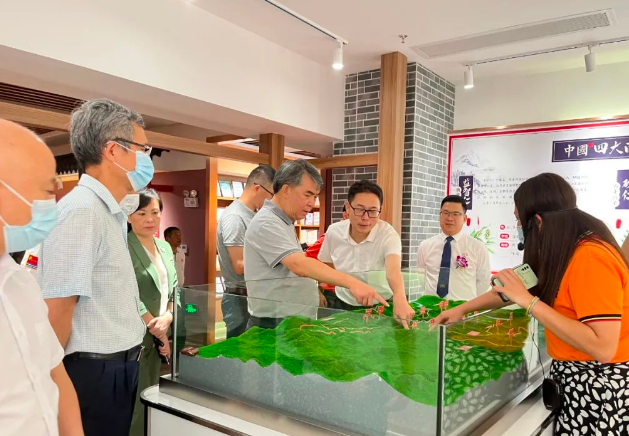 衍生動態(tài)丨省農(nóng)業(yè)農(nóng)村廳二級巡視員梁友強(qiáng)一行蒞臨衍生健康醫(yī)藥產(chǎn)業(yè)園參觀調(diào)