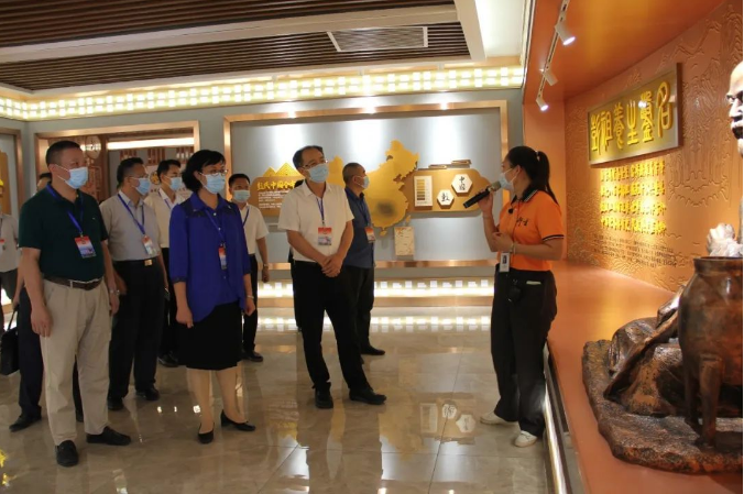 衍生動態(tài)丨云浮市政協(xié)主席梁麗嫻一行蒞臨衍生健康醫(yī)藥產(chǎn)業(yè)園考察交流