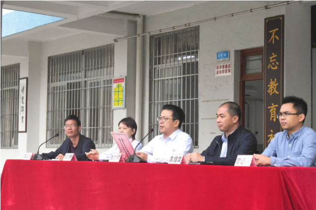 情系師生健康，愛心守護(hù)未來丨衍生健康醫(yī)藥向高村中學(xué)捐贈價值28萬元的“元旦禮品”