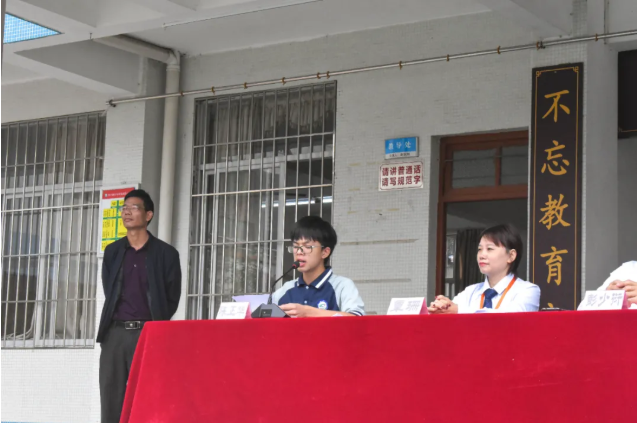 情系師生健康，愛心守護(hù)未來丨衍生健康醫(yī)藥向高村中學(xué)捐贈價值28萬元的“元旦禮品”